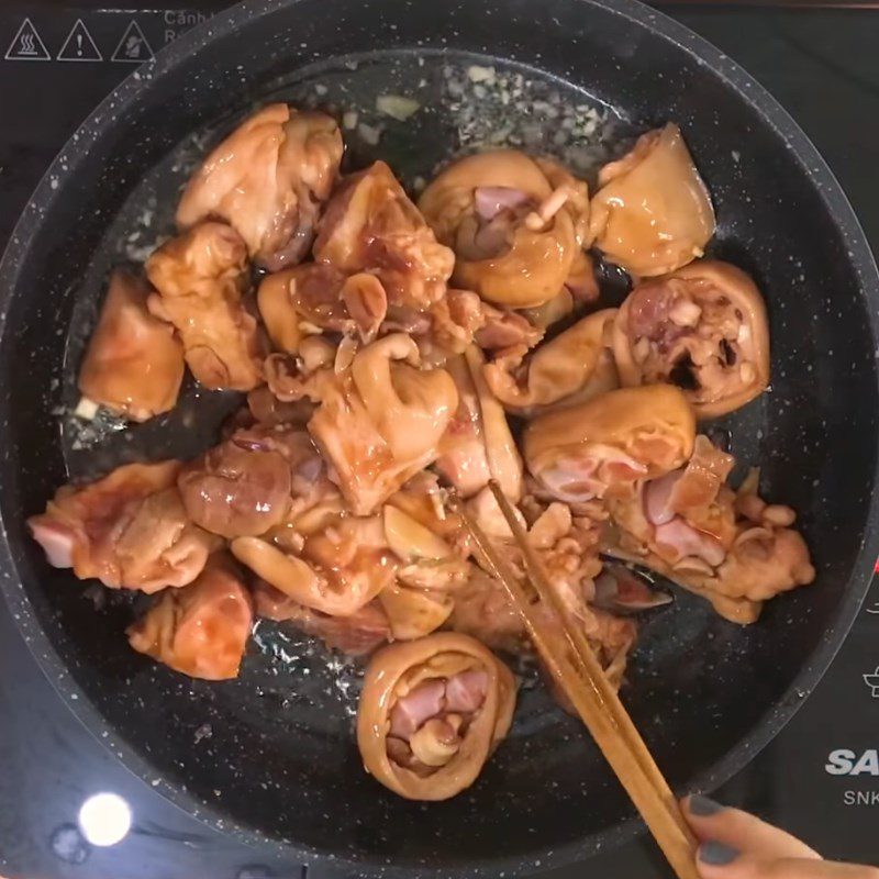 Step 4 Cook the pork leg for braised pork leg with shiitake mushrooms