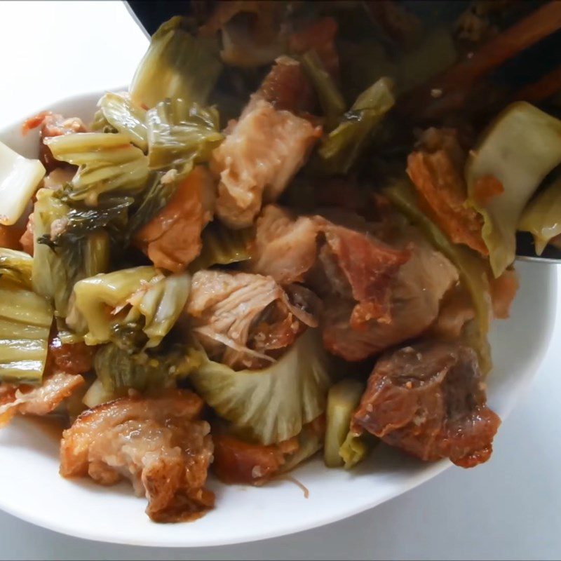 Step 3 Braised roasted pork Roasted pork with sour vegetables