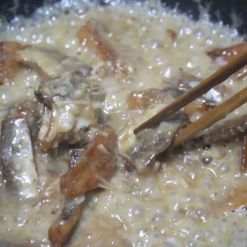 Step 3 Fry the dried fish with sugar - Dried fish fried with sugar