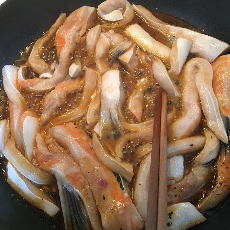 Step 2 Cook the salmon belly Braised salmon belly with pepper