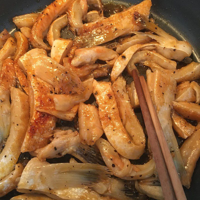 Step 2 Braised salmon belly with pepper