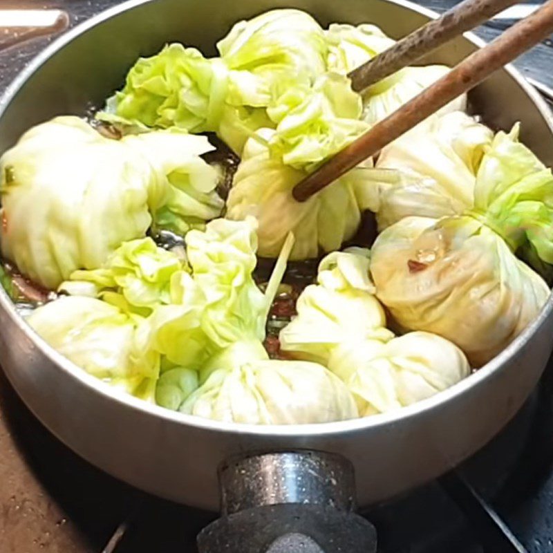 Step 7 Cooking the dish with cabbage rolls and tofu