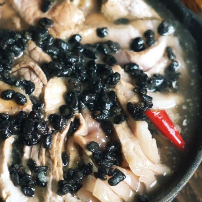 Step 3 Cook the dish for braised pork with fermented black bean sauce