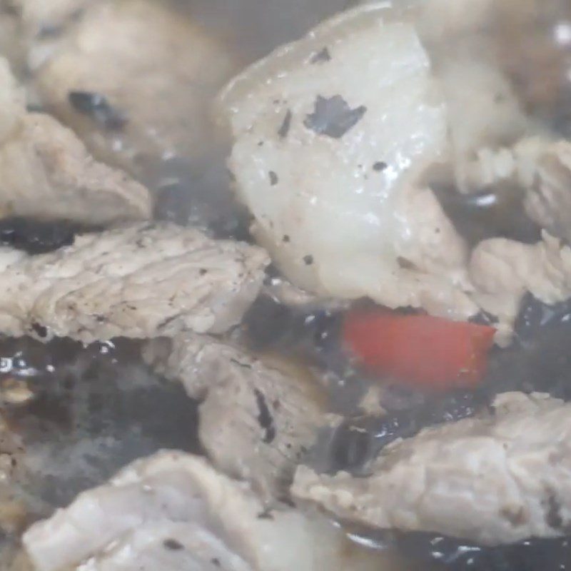 Step 3 Cook the dish for braised pork with fermented black bean sauce