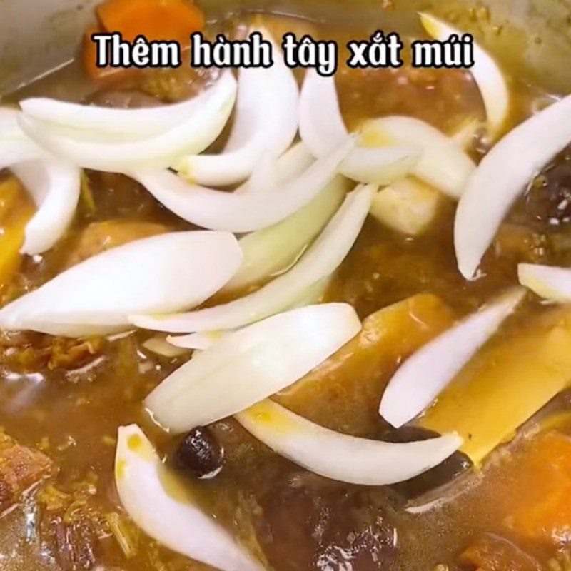 Step 3 Cook the mushrooms with lemongrass and turmeric