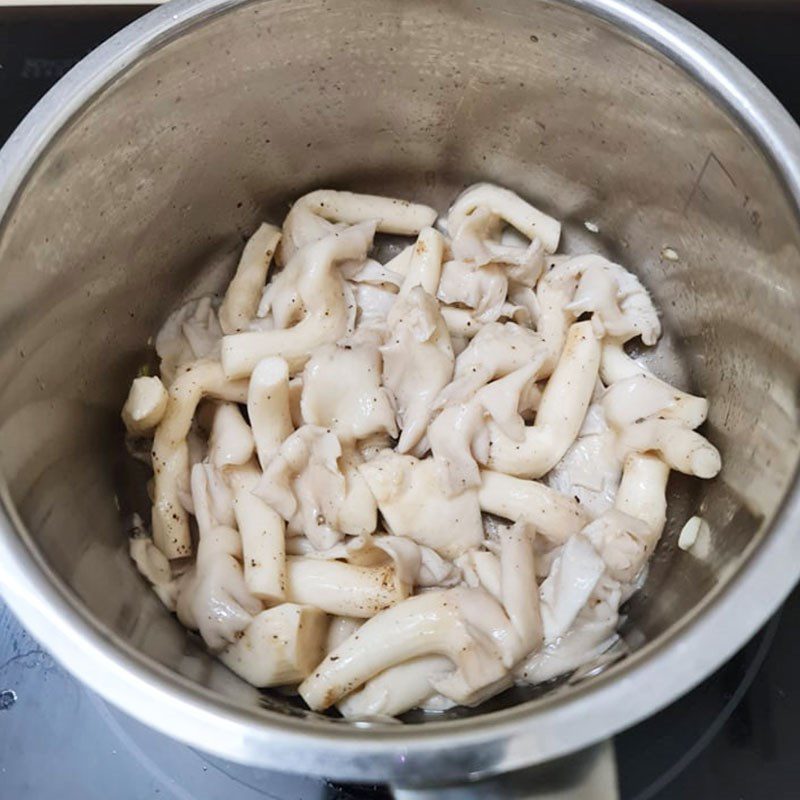 Step 2 Braised mushrooms Braised oyster mushrooms with pepper