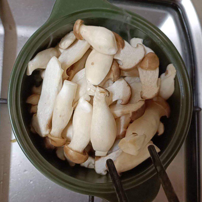 Step 3 Cook the mushrooms Chicken thigh mushrooms cooked in soy sauce