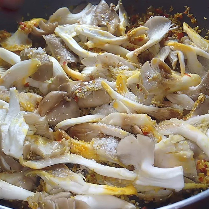 Step 2 Stir-fry the mushrooms for Stir-fried Oyster Mushrooms with Lemongrass and Chili