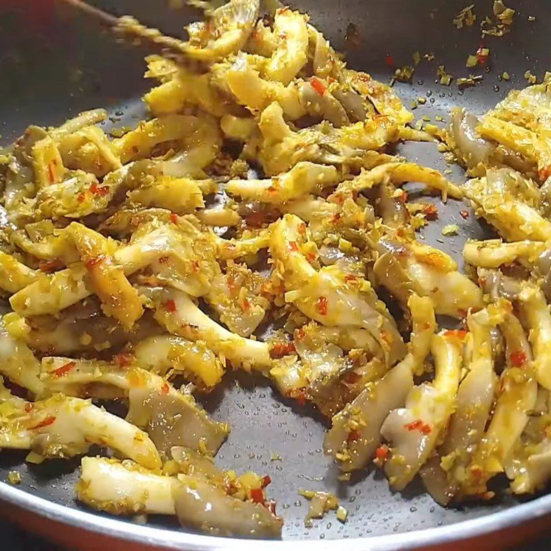 Step 2 Stir-fry the mushrooms for Stir-fried Oyster Mushrooms with Lemongrass and Chili