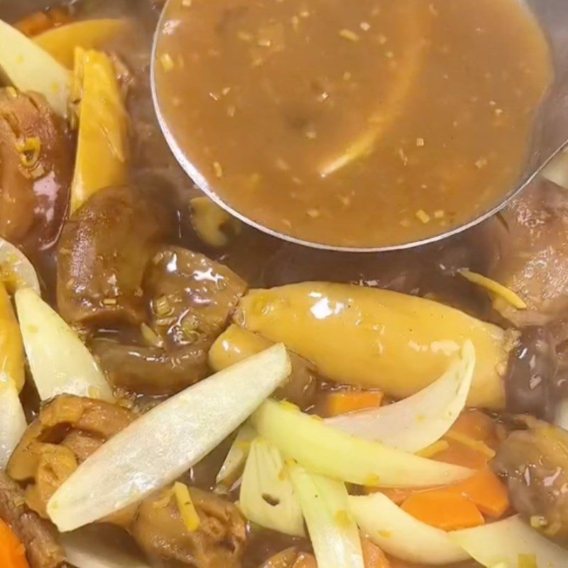 Step 3 Cook the mushrooms with lemongrass and turmeric