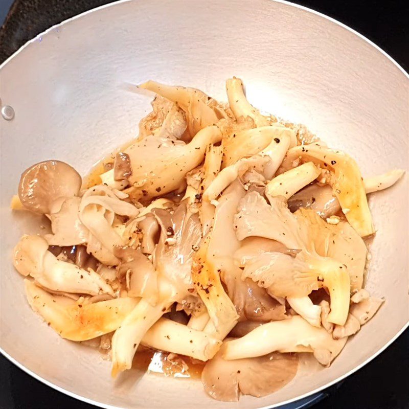 Step 3 Braised oyster mushrooms with pepper