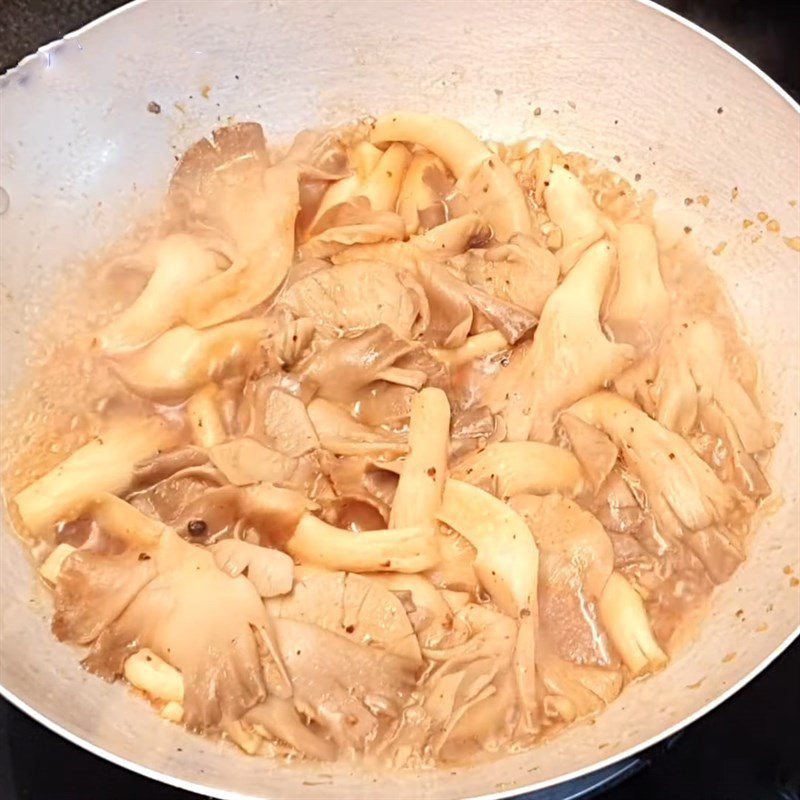 Step 3 Braised oyster mushrooms with pepper