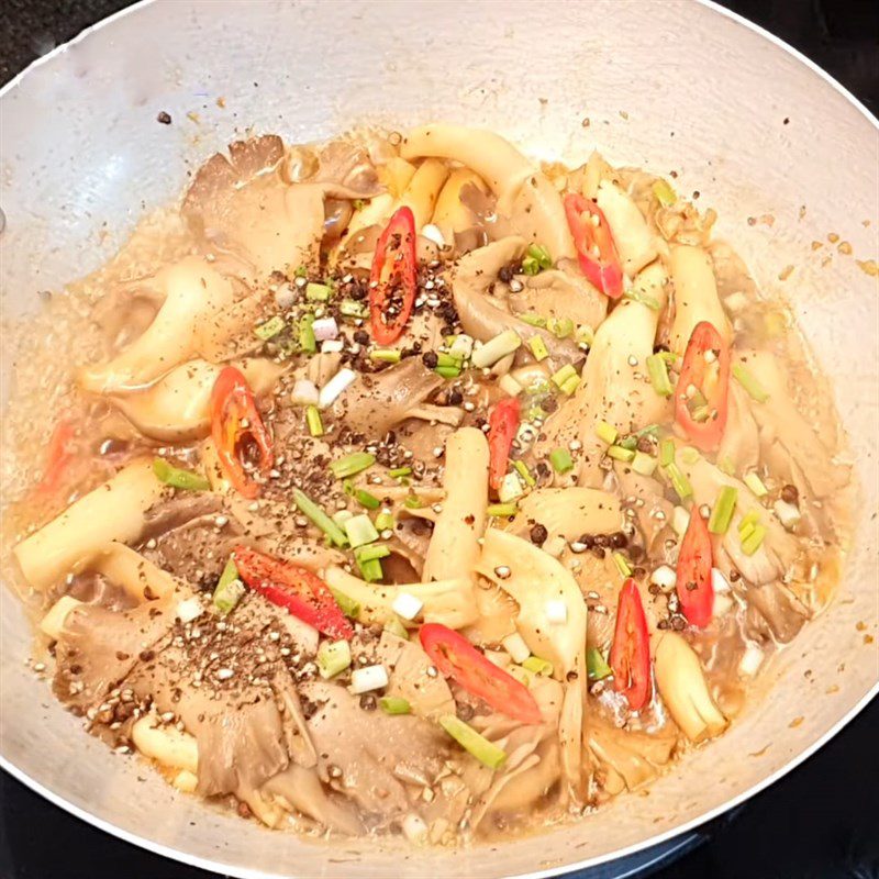 Step 3 Braised oyster mushrooms with pepper