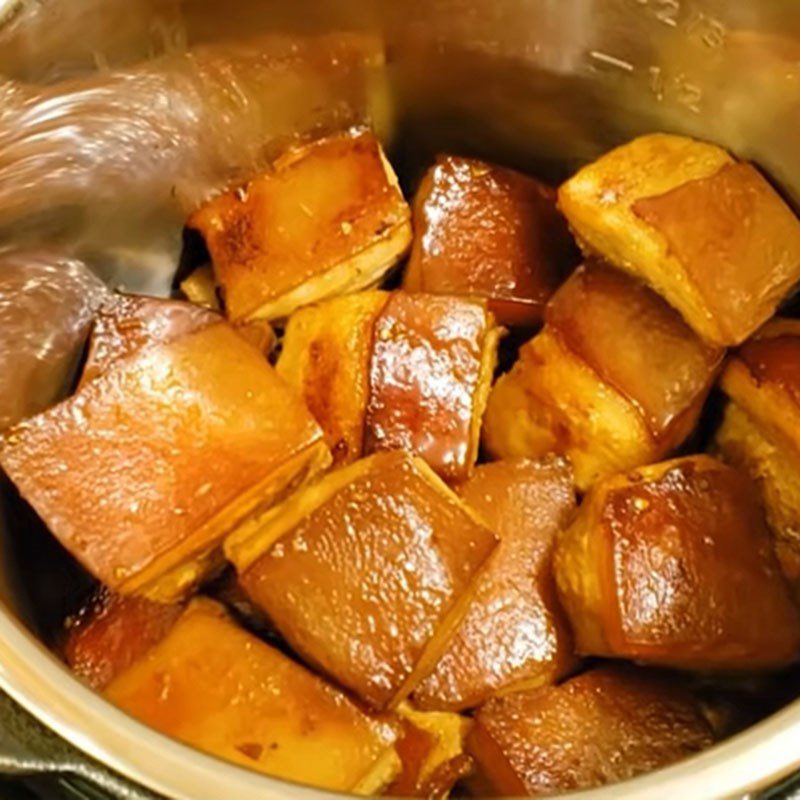 Step 7 Stewing pork Braised pork with eggs