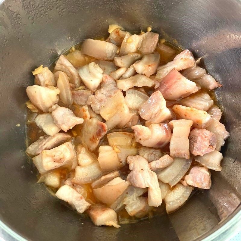 Step 4 Braised pork belly Sweet and salty braised pork belly