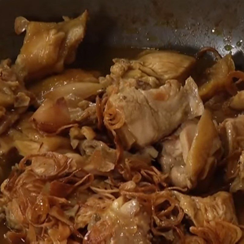 Step 3 Braised chicken with coconut water and fried onions