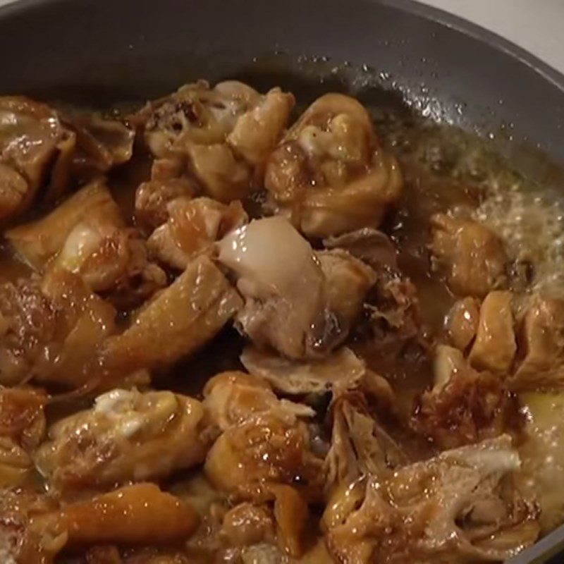 Step 3 Braised chicken with coconut water and fried onions