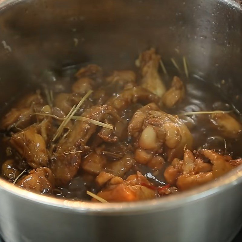 Step 4 Braised chicken with soy sauce