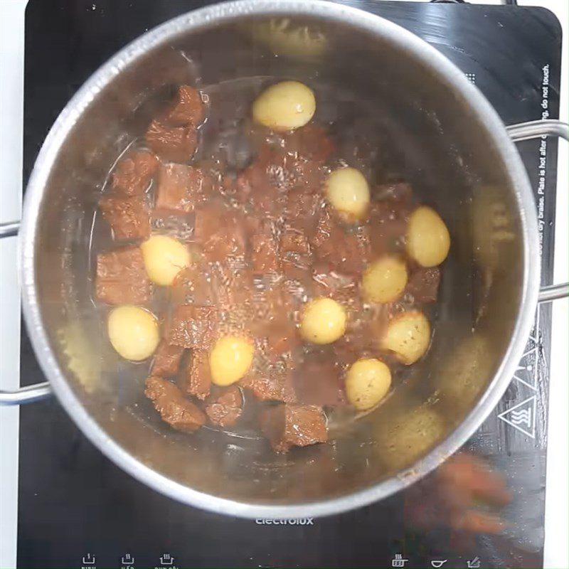 Step 3 Stewed meat and quail eggs Stewed beef