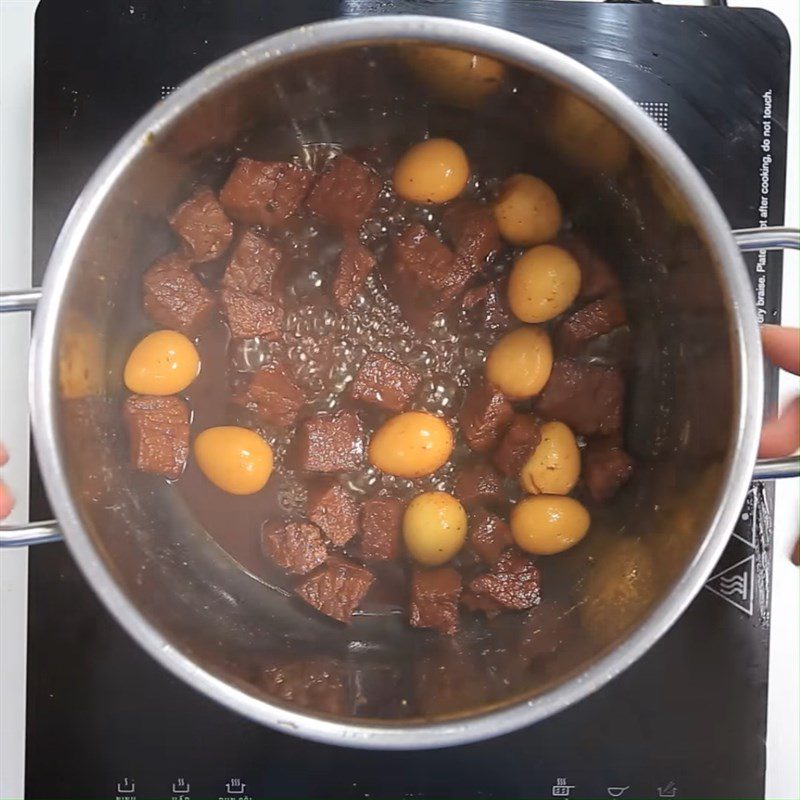 Step 3 Stewed meat and quail eggs Stewed beef