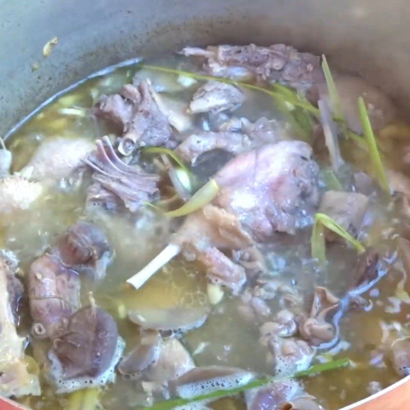 Step 3 Duck meat stewed with galangal Stewed duck with galangal