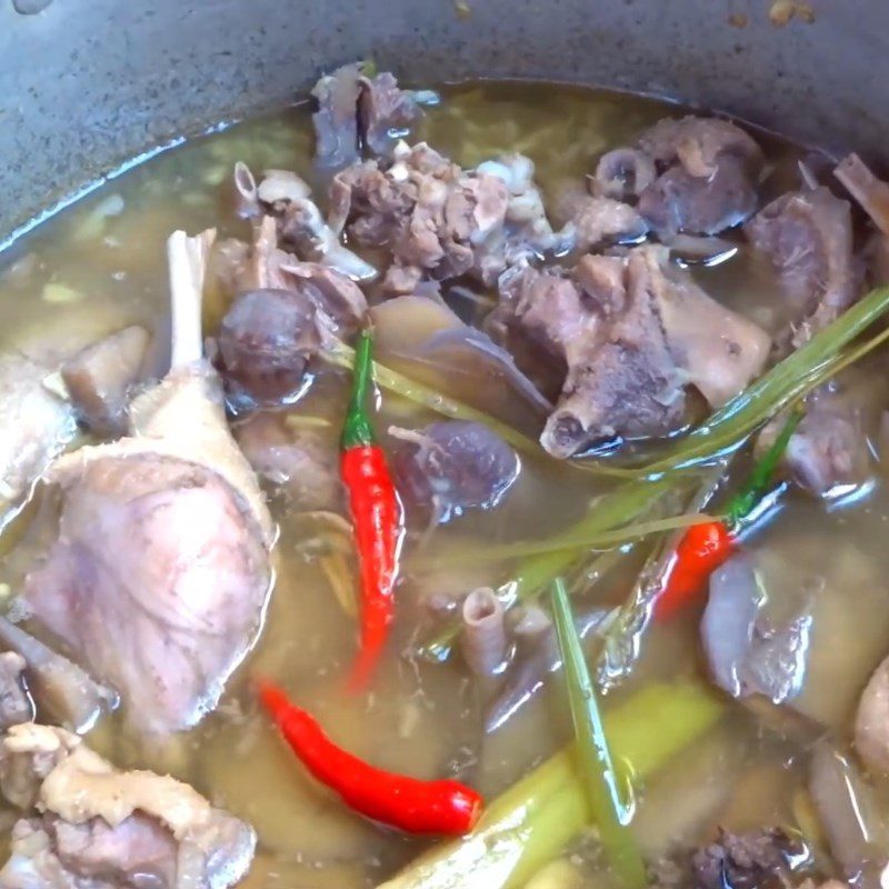 Step 3 Duck meat stewed with galangal Stewed duck with galangal