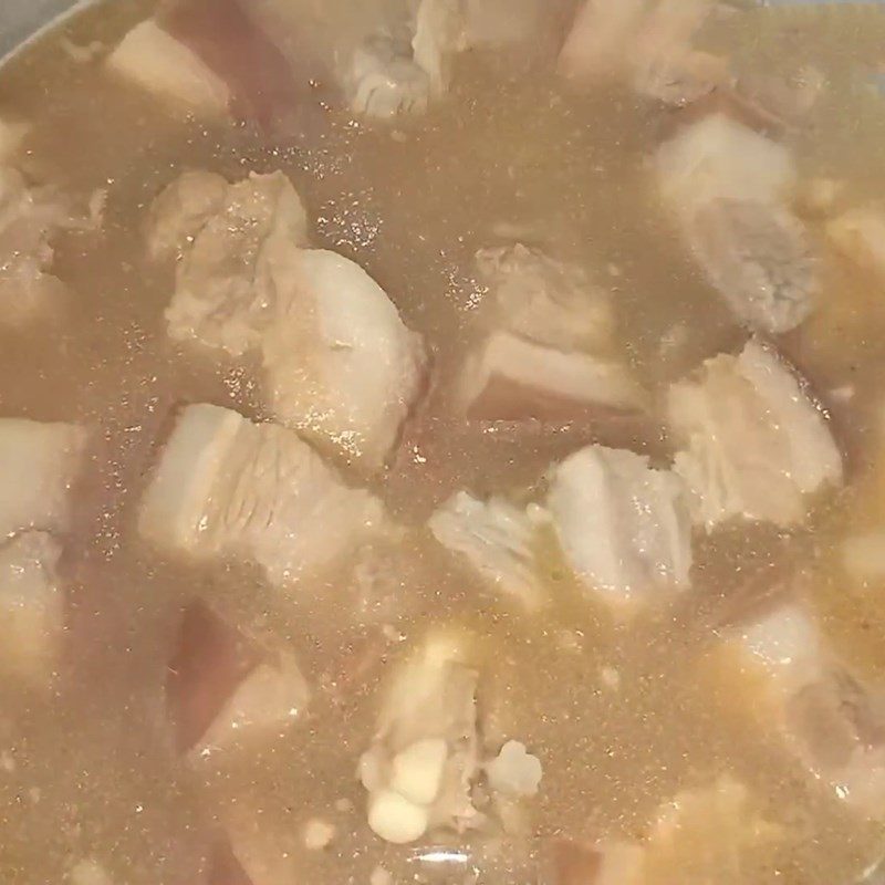 Step 5 Stew the meat with the rice cooker Stewed pork with quail eggs