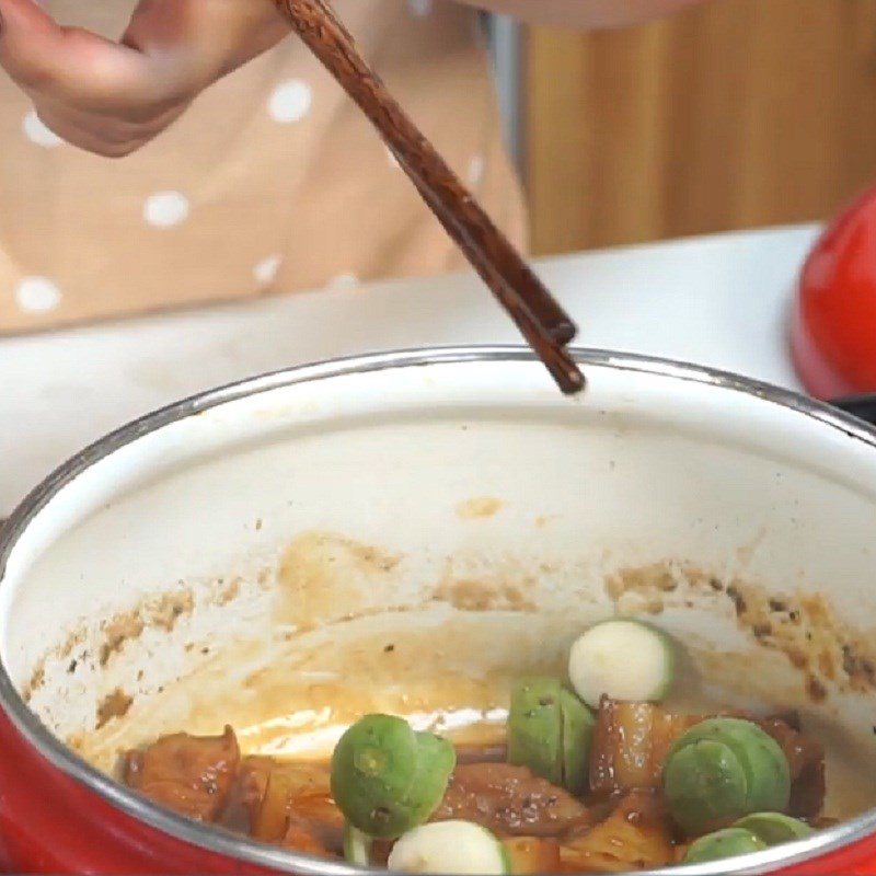 Step 4 Cooking pork with sour fruit