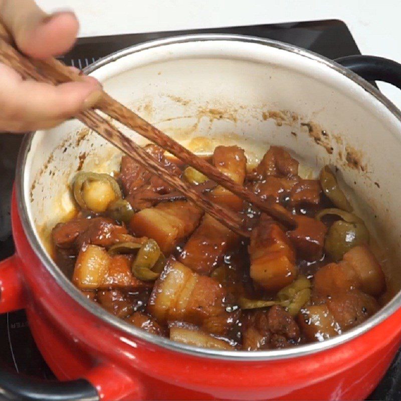 Step 4 Cooking pork with sour fruit