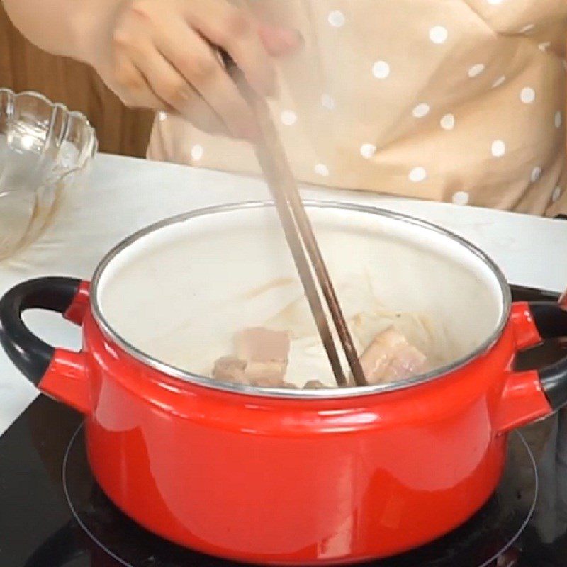 Step 4 Cooking pork with sour fruit