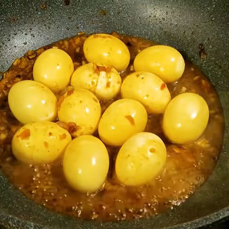 Step 6 Stewing eggs Braised pork with eggs