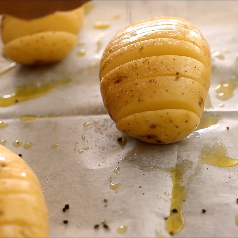 Step 3 Spreading sauce on potatoes Simple baked potatoes