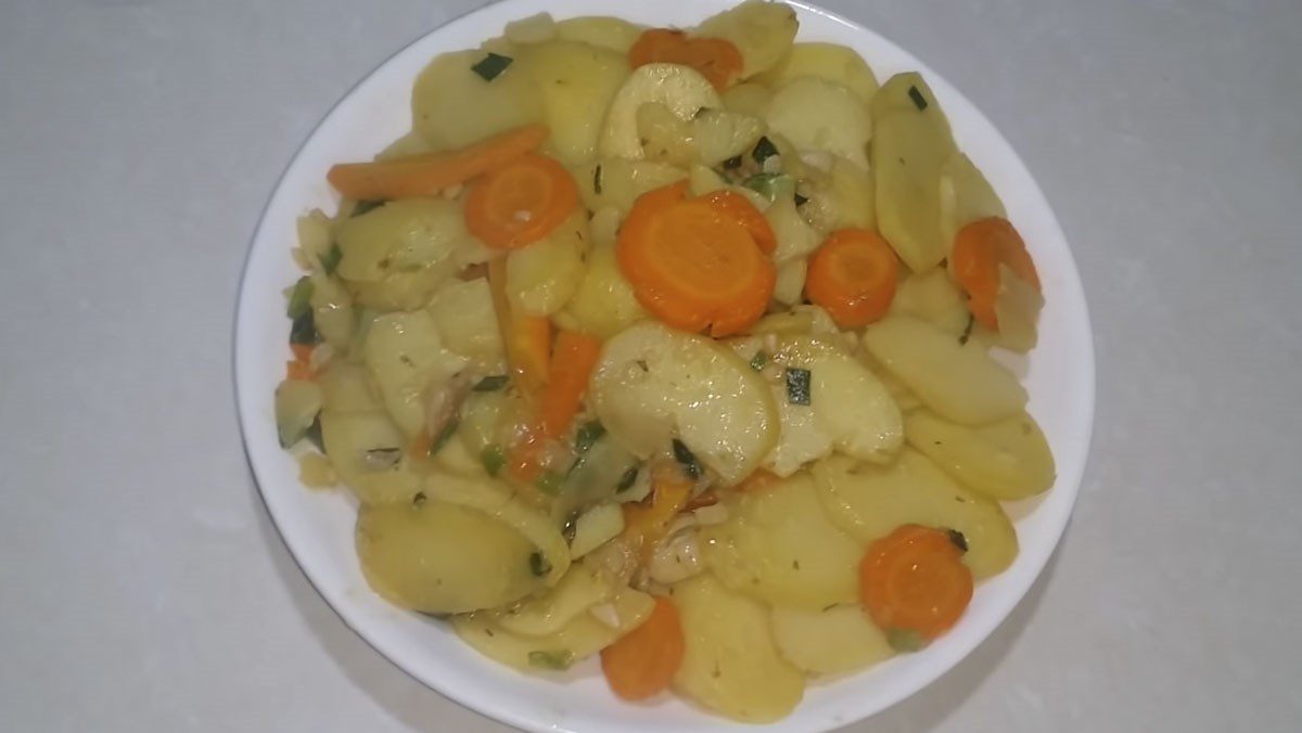 Garlic stir-fried potatoes with carrots