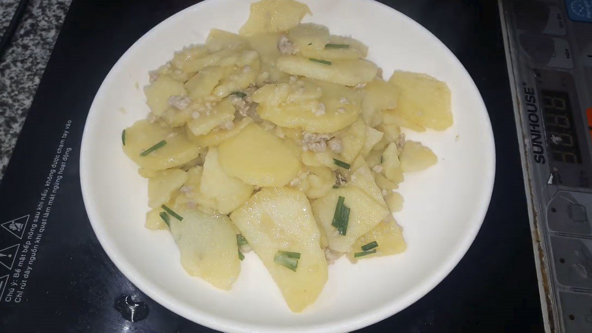 Stir-fried potatoes with minced meat