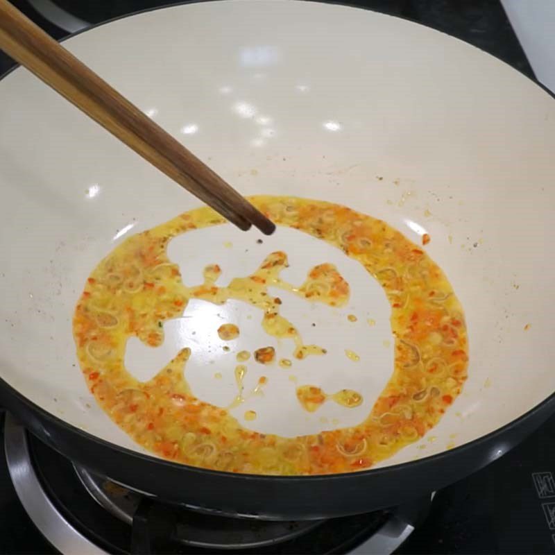 Step 4 Decompress and stir-fry the chicken Quang noodles chicken Da Nang