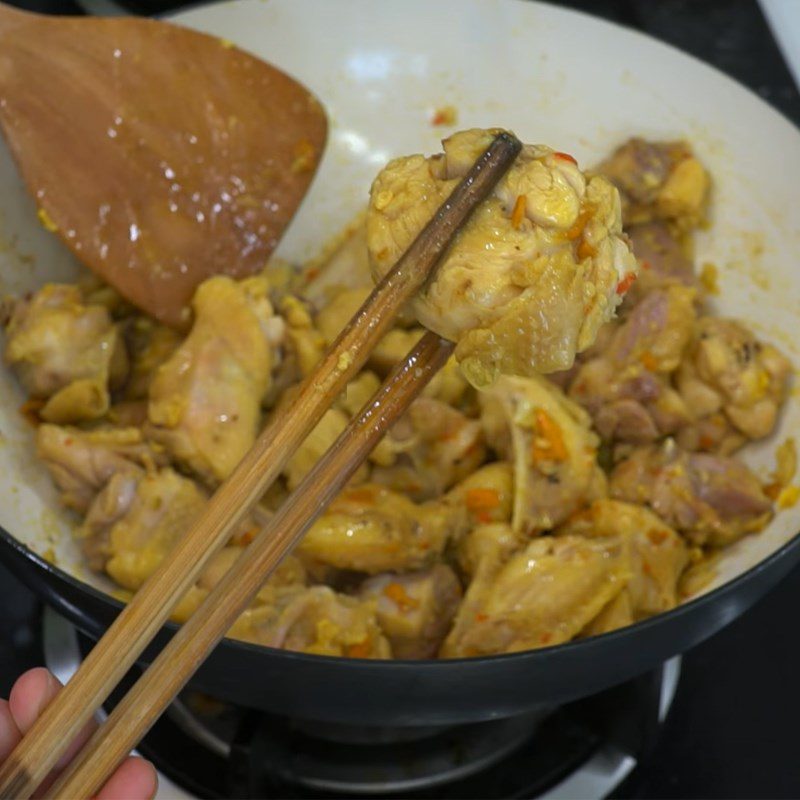 Step 4 Decompress and stir-fry the chicken Quang noodles chicken Da Nang