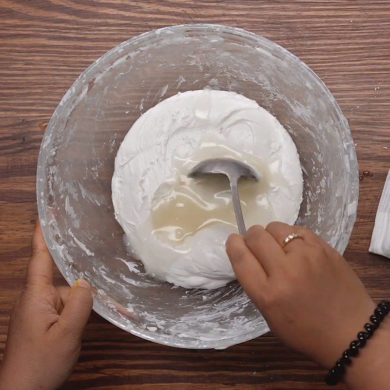 Step 4 Stir the flour with coconut water Tre root cake made from pre-mixed flour