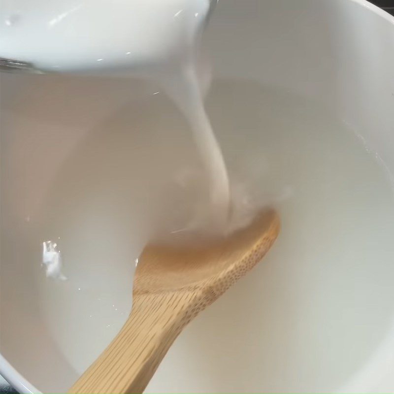 Step 2 Cook the dough for hot salty rice cake from glutinous rice flour