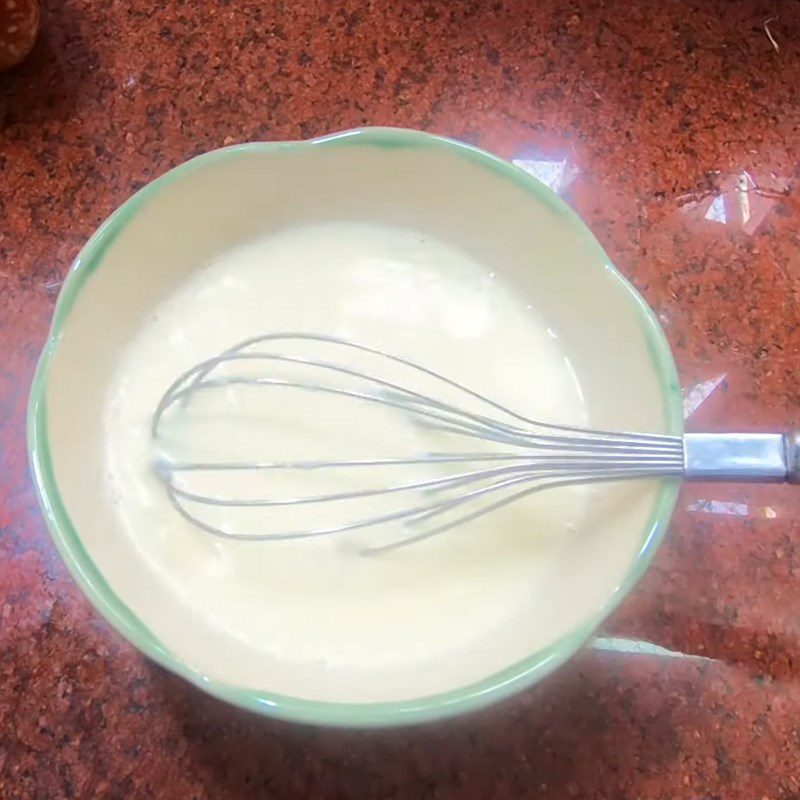 Step 1 Stir the milk mixture for Doraemon cake with egg, milk, and cheese filling