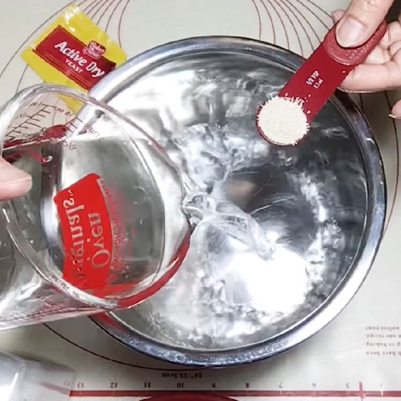 Step 1 Activate the yeast for airy bread without kneading