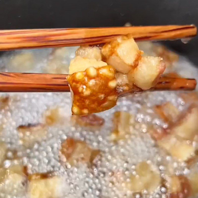 Step 3 Check the crispy pork skin Frying crispy pork skin without splattering