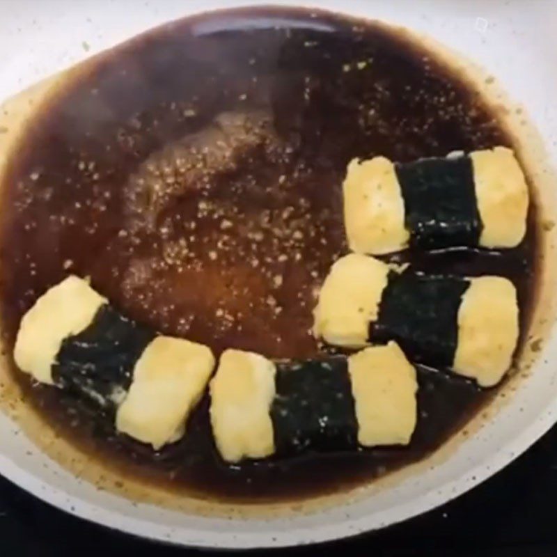 Step 4 Making Teriyaki Tofu Fried seaweed roll with teriyaki sauce