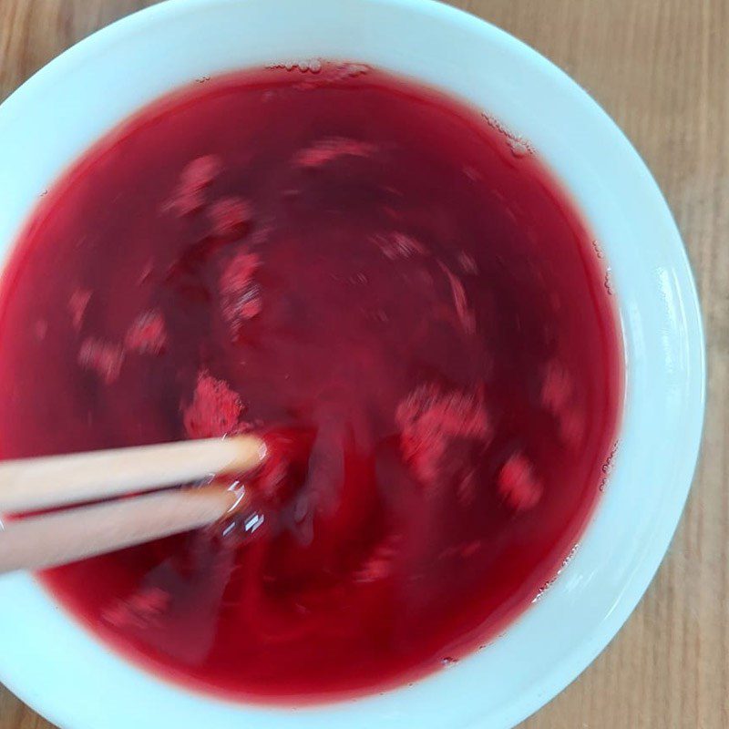 Step 1 Freezing the blood for Blood Soup with Mugwort (Recipe shared by a user)