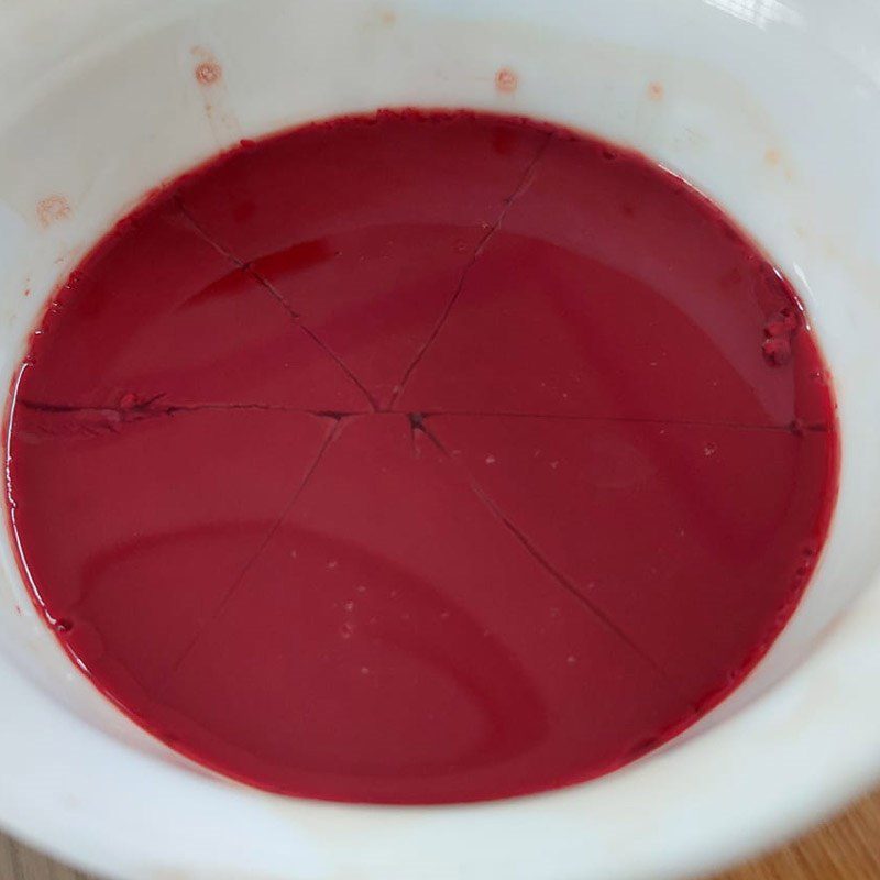 Step 1 Freezing the blood for Blood Soup with Mugwort (Recipe shared by a user)