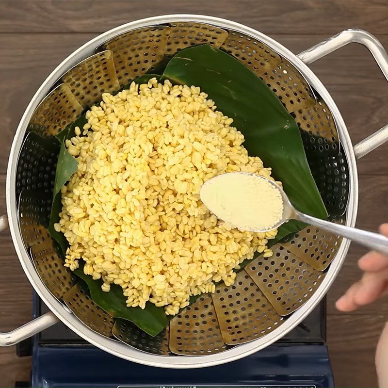 Step 2 Prepare the mung beans for seafood sticky rice cake