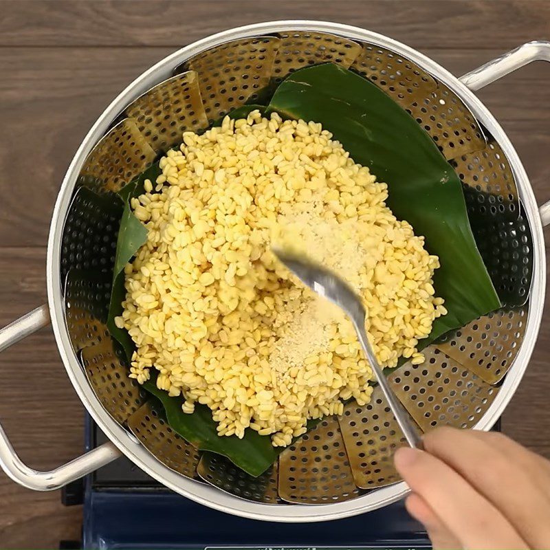 Step 2 Prepare the mung beans for seafood sticky rice cake