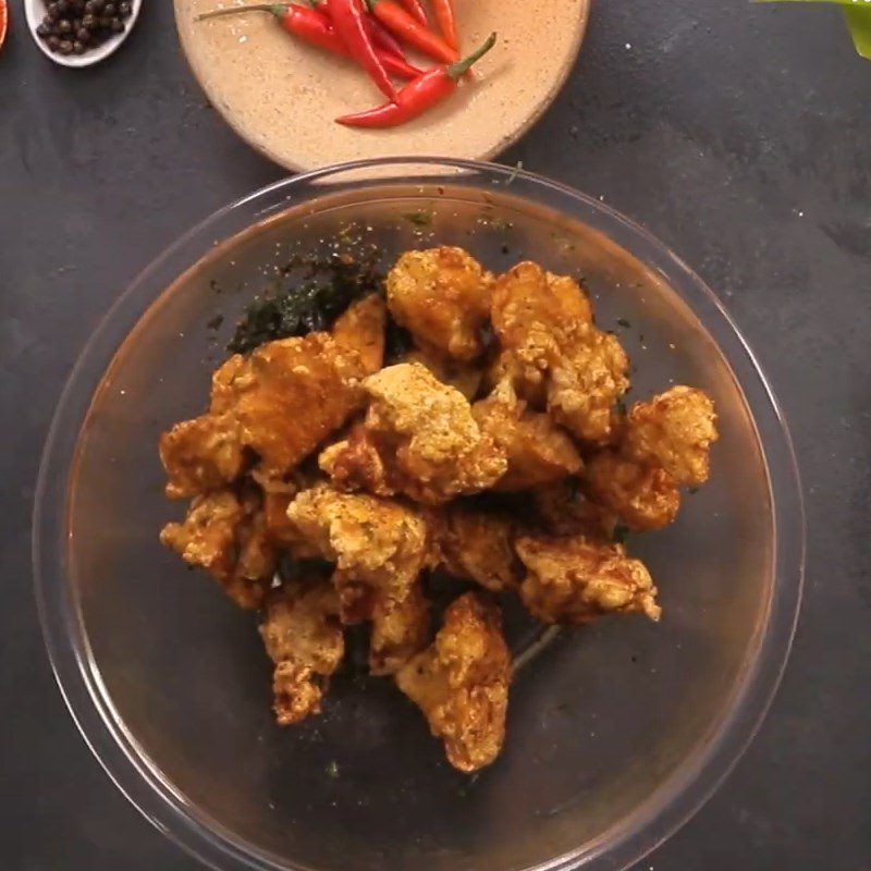 Step 4 Shake chicken with flour Crispy fried chicken with five-spice powder