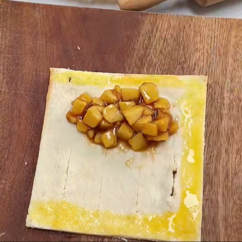 Step 3 Make baked apple pie using sandwich