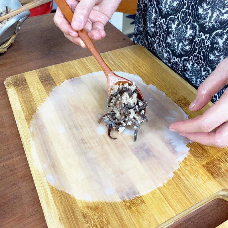 Step 5 Making rice rolls Rice rolls made from pre-mixed flour