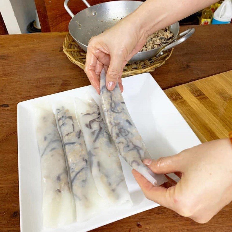 Step 5 Making rice rolls Rice rolls made from pre-mixed flour